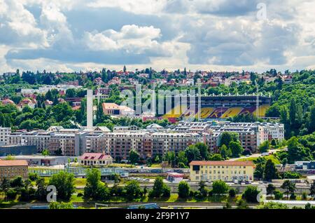 Luftaufnahme des juliska-Stadions in prag - Heimat der Fußballmannschaft Dukla praha und Gedenkstätte des sportlichen Treffens von josef odlozil. Stockfoto