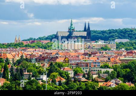 Blick auf die prager Burg und die Umgebung vom Prager Zoo Stockfoto