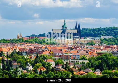 Blick auf die prager Burg und die Umgebung vom Prager Zoo Stockfoto