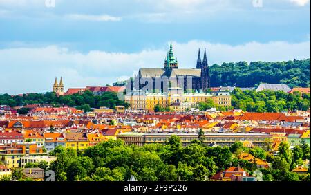 Blick auf die prager Burg und die Umgebung vom Prager Zoo Stockfoto