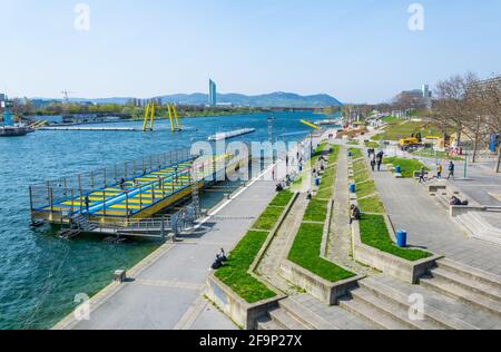 Blick auf das Donauufer in wien bei VIC. Dieser Teil der Küste ist voller Bars und Restaurants und ist besonders im Sommer beliebt. Stockfoto