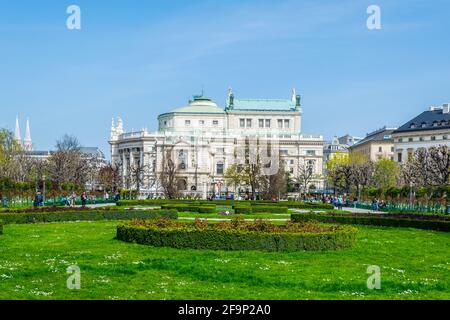 Schöner Blick auf den berühmten Volksgarten mit historischem Burgtheater im Hintergrund in Wien, Österreich. Stockfoto