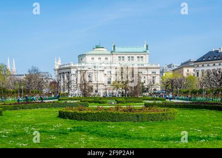 Schöner Blick auf den berühmten Volksgarten mit historischem Burgtheater im Hintergrund in Wien, Österreich. Stockfoto