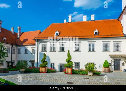 Blick auf einen mit weißen Häusern umgebenen Innenhof im Barockkloster Klosterneuburg bei Wien, Österreich Stockfoto