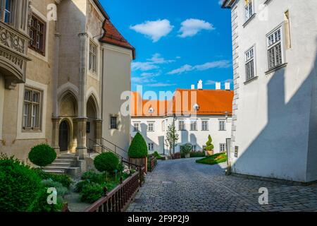 Blick auf einen mit weißen Häusern umgebenen Innenhof im Barockkloster Klosterneuburg bei Wien, Österreich Stockfoto