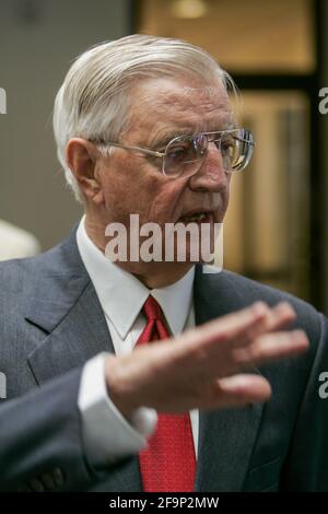 Walter Mondale, ehemaliger Vizepräsident der Carter-Regierung, bei einer Zeremonie vor der norwegischen Botschaft in den USA. Mit seinen Wurzeln in Norwegen hatte Mondale eine starke Verbindung zum skandinavischen Land und war ab 2007 Honorarkonsul General. Stockfoto