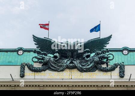 Bronzeskulptur eines doppelköpfigen Adlers auf dem Dach des ersteren Gebäude des österreichischen Verteidigungsministeriums Stockfoto