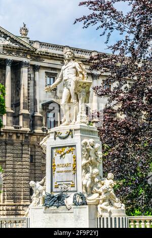 Statue des berühmten Komponisten Wolfgang Amadeus Mozart im Burggarten, Wien, Österreich Stockfoto