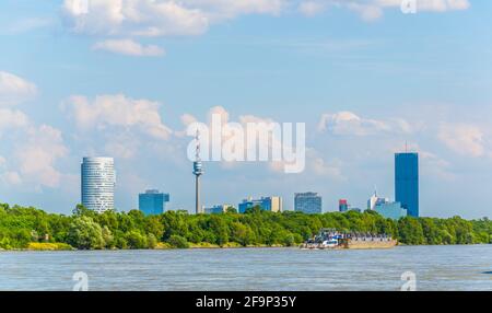 Wien International Center Komplex reflektiert an der donau Stockfoto