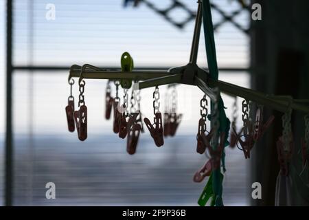 Plastikkleidernadeln auf dem Balkon zum Trocknen. Stockfoto