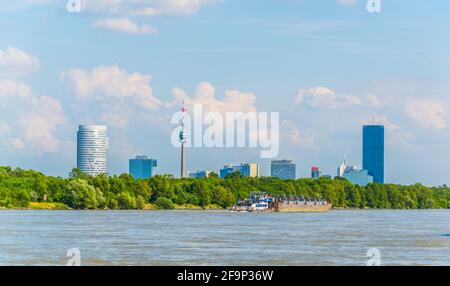 Wien International Center Komplex reflektiert an der donau Stockfoto