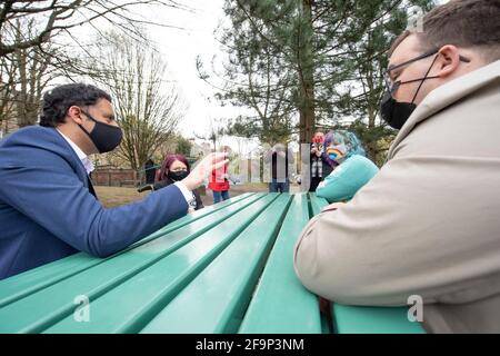 Glasgow, Schottland, Großbritannien. 20. April 2021. IM BILD: (Links) Anas Sarwar MSP, der Vorsitzende der schottischen Labour-Partei, besucht Glasgow Kelvin, um sich mit dem lokalen Kandidaten und (2. Links) dem Sprecher der Labour-Sozialversicherung, Pam Duncan-Glancy, zu treffen. Anas Sarwar, die Vorsitzende der schottischen Labour-Partei, sagte: „Wenn wir uns darauf konzentrieren, das nächste schottische Parlament zu einem Parlament zur Wiederherstellung der Coviden zu machen, können wir sofort bis zu 60,000 Kinder aus der Armut befreien und darauf hinarbeiten, den Skandal der Kinderarmut ein für alle Mal zu beenden. Scottish Labour wird heute versprechen, „das Sicherheitsnetz zu reparieren und zu erneuern“ und eine Mindesteinkommensgarantie unter Verwendung von einzuführen Stockfoto