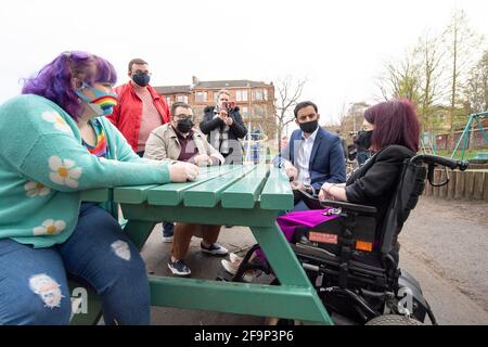 Glasgow, Schottland, Großbritannien. 20. April 2021. IM BILD: (2. Rechts) Anas Sarwar MSP, der Vorsitzende der schottischen Labour-Partei, besucht Glasgow Kelvin, um sich mit dem lokalen Kandidaten und (ganz rechts) dem Sprecher der Labour-Sozialversicherung Pam Duncan-Glancy zu treffen. Anas Sarwar, die Vorsitzende der schottischen Labour-Partei, sagte: „Wenn wir uns darauf konzentrieren, das nächste schottische Parlament zu einem Parlament zur Wiederherstellung der Coviden zu machen, können wir sofort bis zu 60,000 Kinder aus der Armut befreien und darauf hinarbeiten, den Skandal der Kinderarmut ein für alle Mal zu beenden. Scottish Labour wird heute versprechen, „das Sicherheitsnetz zu reparieren und zu erneuern“ und eine Mindesteinkommensgarantie einzuführen Stockfoto