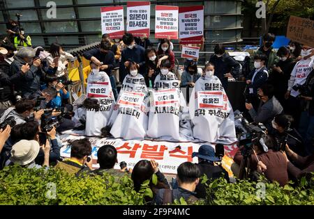 Seoul, Südkorea. April 2021. Südkoreanische Universitätsstudenten lassen sich während eines Protestes zur Verurteilung einer Entscheidung der japanischen Regierung vor einem Gebäude, in dem sich die japanische Botschaft in Seoul, Südkorea, befindet, am 20. April 2021 den Kopf rasieren. (Foto von Lee Young-ho/Sipa USA) Quelle: SIPA USA/Alamy Live News Stockfoto