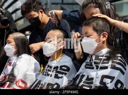 Seoul, Südkorea. April 2021. Südkoreanische Universitätsstudenten lassen sich während eines Protestes zur Verurteilung einer Entscheidung der japanischen Regierung vor einem Gebäude, in dem sich die japanische Botschaft in Seoul, Südkorea, befindet, am 20. April 2021 den Kopf rasieren. (Foto von Lee Young-ho/Sipa USA) Quelle: SIPA USA/Alamy Live News Stockfoto