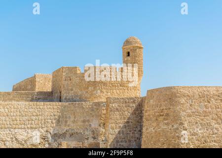 Blick auf den Fort-Komplex von Bahrain mit dem Qal'at Al Bahrain Fort, das Teil des UNESCO-Weltkulturerbes ist Stockfoto