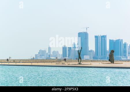 Skyline auf Manama mit Skulpturen des Nationalmuseums in Manama, Bahrain. Stockfoto