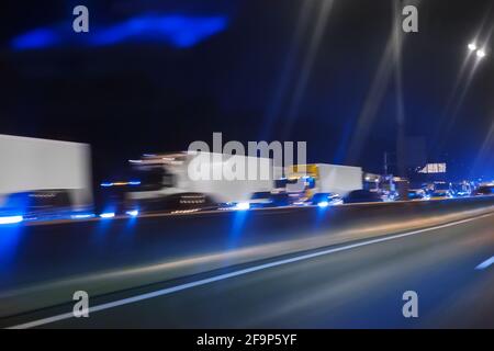 Auf der Nachtautobahn bewegen sich LKW Stockfoto