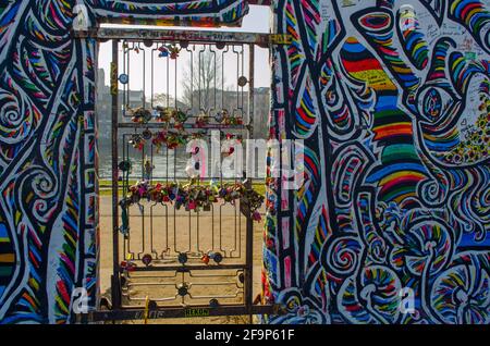 Verschlossene Türen befinden sich im Inneren des Überrestes der berliner Mauer heute im Ostseitengallerienbereich. Stockfoto