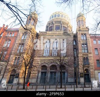 Blick auf die Synagoge in berlin, die über eine herrliche Kuppel verfügt. Stockfoto