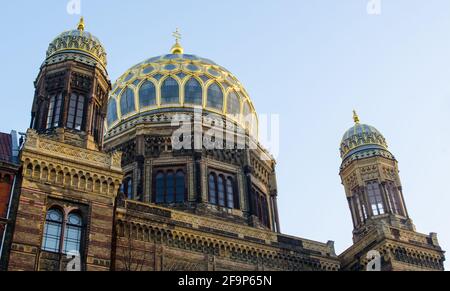 Blick auf die Synagoge in berlin, die über eine herrliche Kuppel verfügt. Stockfoto