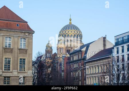 Blick auf die Synagoge in berlin, die über eine herrliche Kuppel verfügt. Stockfoto