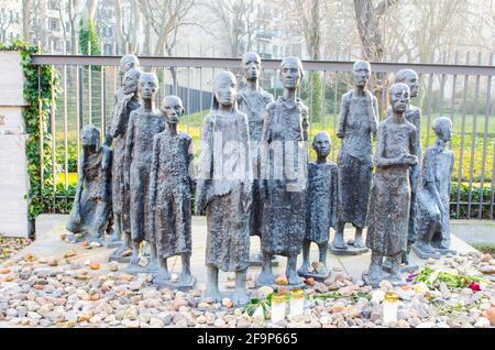 Statue einer hungernden jüdischen Familie vor dem jüdischen Friedhof in berlin. Stockfoto
