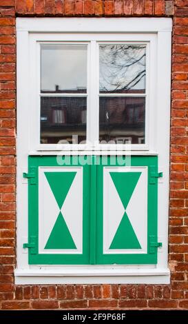 Typisches Muster von fenstern im holländischen Stil, aufgenommen im höhlandischen viertel in potsdam. Stockfoto