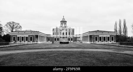 Blick auf das marmorpalais, das sich im neuen Potsdamer Garten befindet, sowie auf Schloss cecilienhof, wo die Potsdamer Konferenz stattfand. Stockfoto