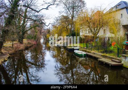 Boote ankern neben Villen, die sich neben einem kleinen Kanal befinden, der den heiligen See und die havel in der Nähe von potsdam verbindet. Stockfoto