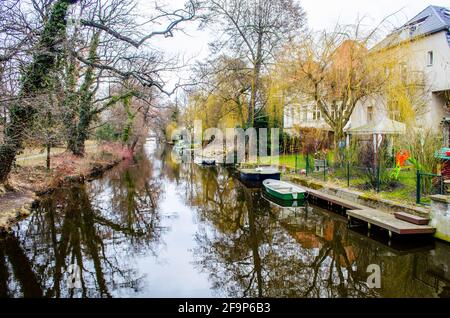 Boote ankern neben Villen, die sich neben einem kleinen Kanal befinden, der den heiligen See und die havel in der Nähe von potsdam verbindet. Stockfoto