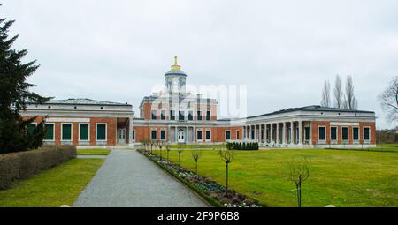 Blick auf das marmorpalais, das sich im neuen Potsdamer Garten befindet, sowie auf Schloss cecilienhof, wo die Potsdamer Konferenz stattfand. Stockfoto