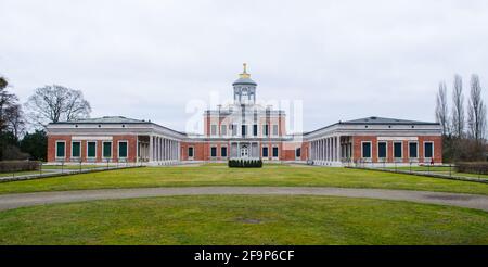 Blick auf das marmorpalais, das sich im neuen Potsdamer Garten befindet, sowie auf Schloss cecilienhof, wo die Potsdamer Konferenz stattfand. Stockfoto