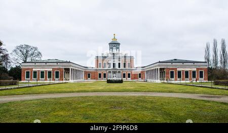 Blick auf das marmorpalais, das sich im neuen Potsdamer Garten befindet, sowie auf Schloss cecilienhof, wo die Potsdamer Konferenz stattfand. Stockfoto