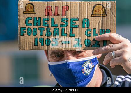 STAMFORD BRIDGE LONDON, GROSSBRITANNIEN. 20. April 2021. Ein Chelsea-Fan demonstriert mit einem Schild vor dem Stadion der Stamford Bridge gegen die Entscheidung von Roman Abramovich, dem russischen Milliardär-Besitzer des Chelsea Football Clubs, mit sechs anderen englischen Premier Clubs eine abtrünnige European Super League zu gründen. Die Entscheidung, an der Arsenal, Liverpool, Manchester City, Manchester United und Spurs beteiligt waren, hat sich bei Fans und der Regierung als unbeliebt erwiesen. Credit amer Ghazzal/Alamy Live News Stockfoto