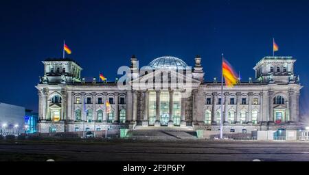 Nachtansicht des reichstags in berlin. Stockfoto