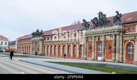 Langes orangefarbenes Gebäude des Filmmuseums in potsdam, deutschland. Stockfoto