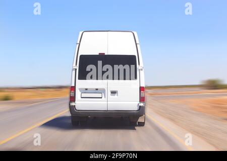 Minibus fährt auf der Landstraße Stockfoto