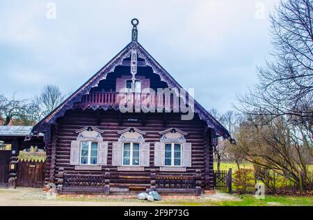 XUtypisches hölzernes Haus in der russischen Kolonie alexandrowka in der deutschen Stadt potsdam. Stockfoto