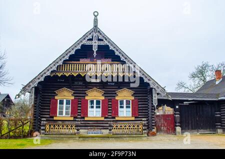 XUtypisches hölzernes Haus in der russischen Kolonie alexandrowka in der deutschen Stadt potsdam. Stockfoto