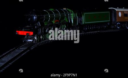 Hornby OO-Spurweite Modellzug mit Gresley A1 'Flying Scotsman' in LNER-Lackierung, die Korridorwagen zieht. Stockfoto