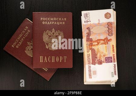 Russische Banknoten von 5000 Rubel. Pässe der Russischen Föderation auf dunklem Hintergrund. Stockfoto