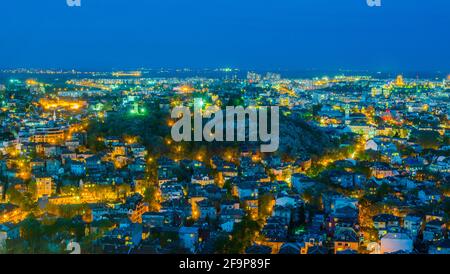 Nachtansicht über beleuchtete bulgarische Stadt plovdiv von der Spitze des Hügels genommen. Stockfoto