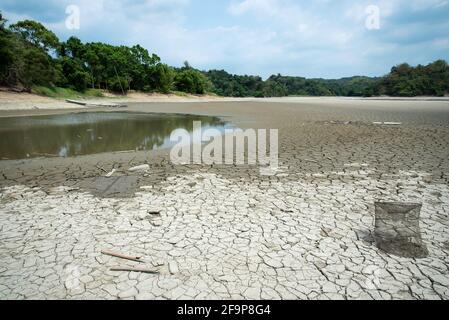 Dürresee und Land in Guantian, Tainan, Taiwan. Wassermangelkonzept. Stockfoto