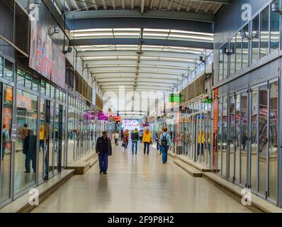 Die überdachte Brücke in plovdiv verbindet Fußgängerzone und Einkaufszone miteinander. Stockfoto