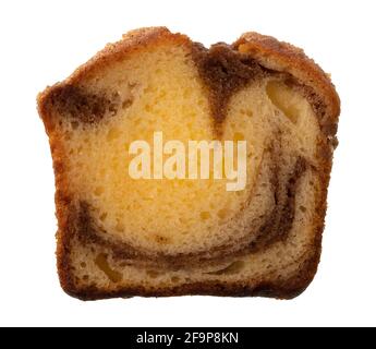 Draufsicht auf ein Stück eines frisch gebackenen Zimtmarmor-Kuchens, isoliert auf weißem Hintergrund. Stockfoto