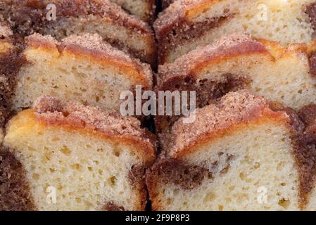 Nahansicht eines frisch gebackenen Zimt-Marmor-Kuchenscheiben, beleuchtet mit Tageslicht. Stockfoto