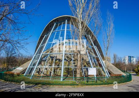 Blick auf den riesigen Käfig für fleischfressende Vögel im Zoo von sofia in bulgarien. Stockfoto