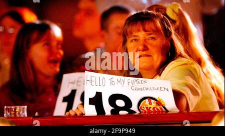 PDC WORLD DARTS BEIM CIRCUS TAVEN PURFLEET 3/1/2002 QUATER-FINALE BILD DAVID ASHDOWN Stockfoto