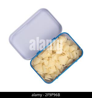 Draufsicht auf eine kleine offene Dose, gefüllt mit Süßigkeiten mit Eischips, isoliert auf weißem Hintergrund. Stockfoto